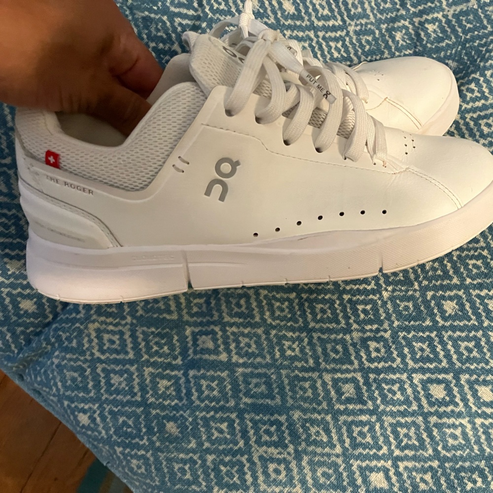 On cloud Womens size 7 “The Roger”.